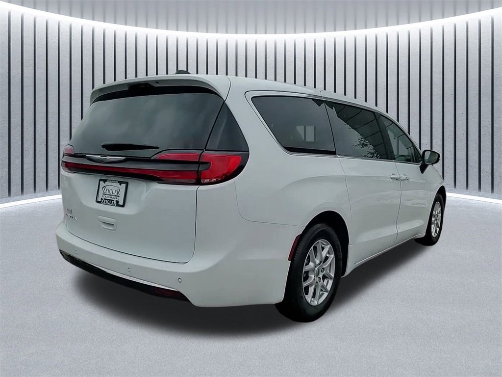 Used 2023 Chrysler Pacifica Touring-L image 9