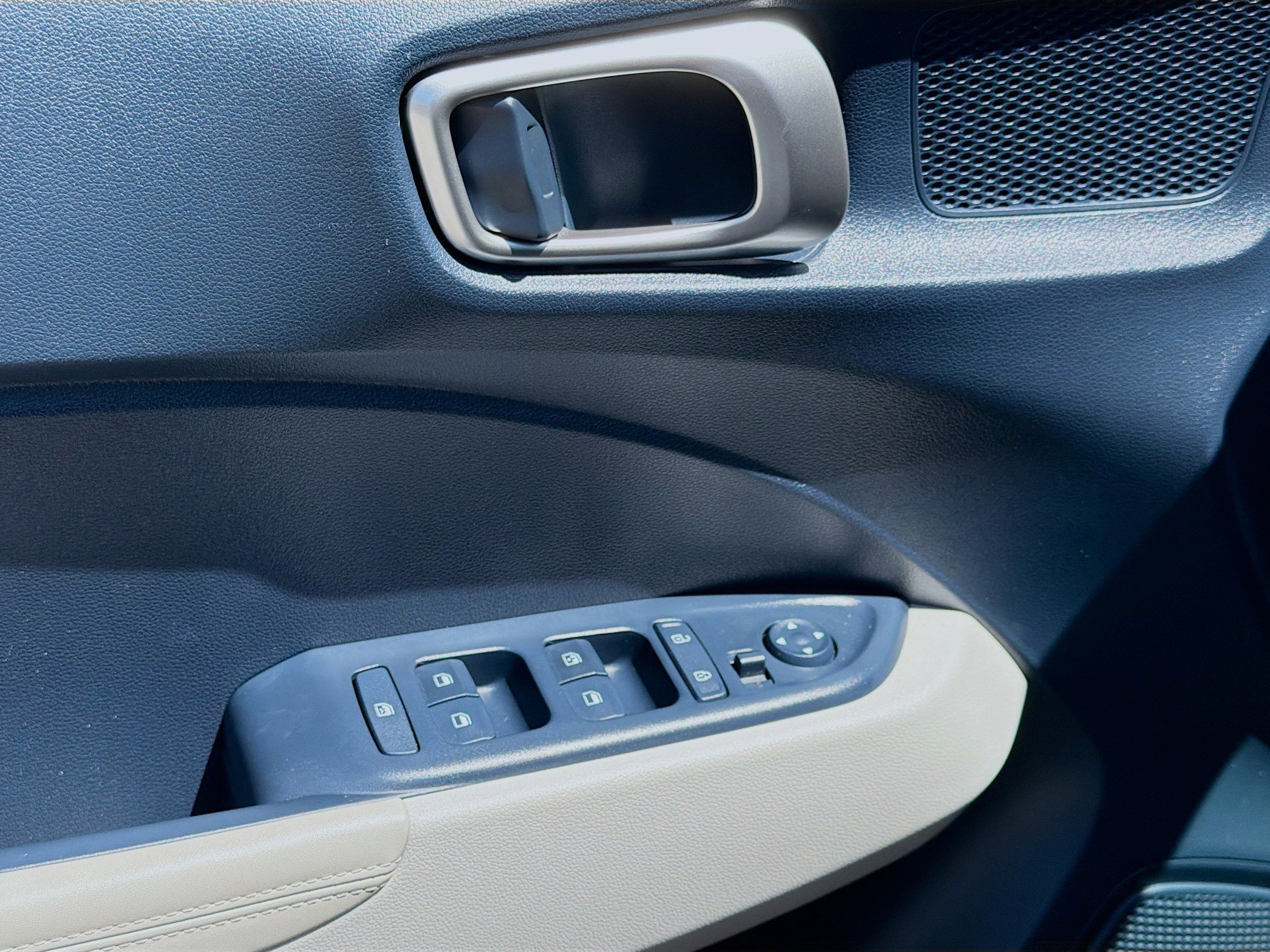 Used 2023 Hyundai Venue Limited image 15