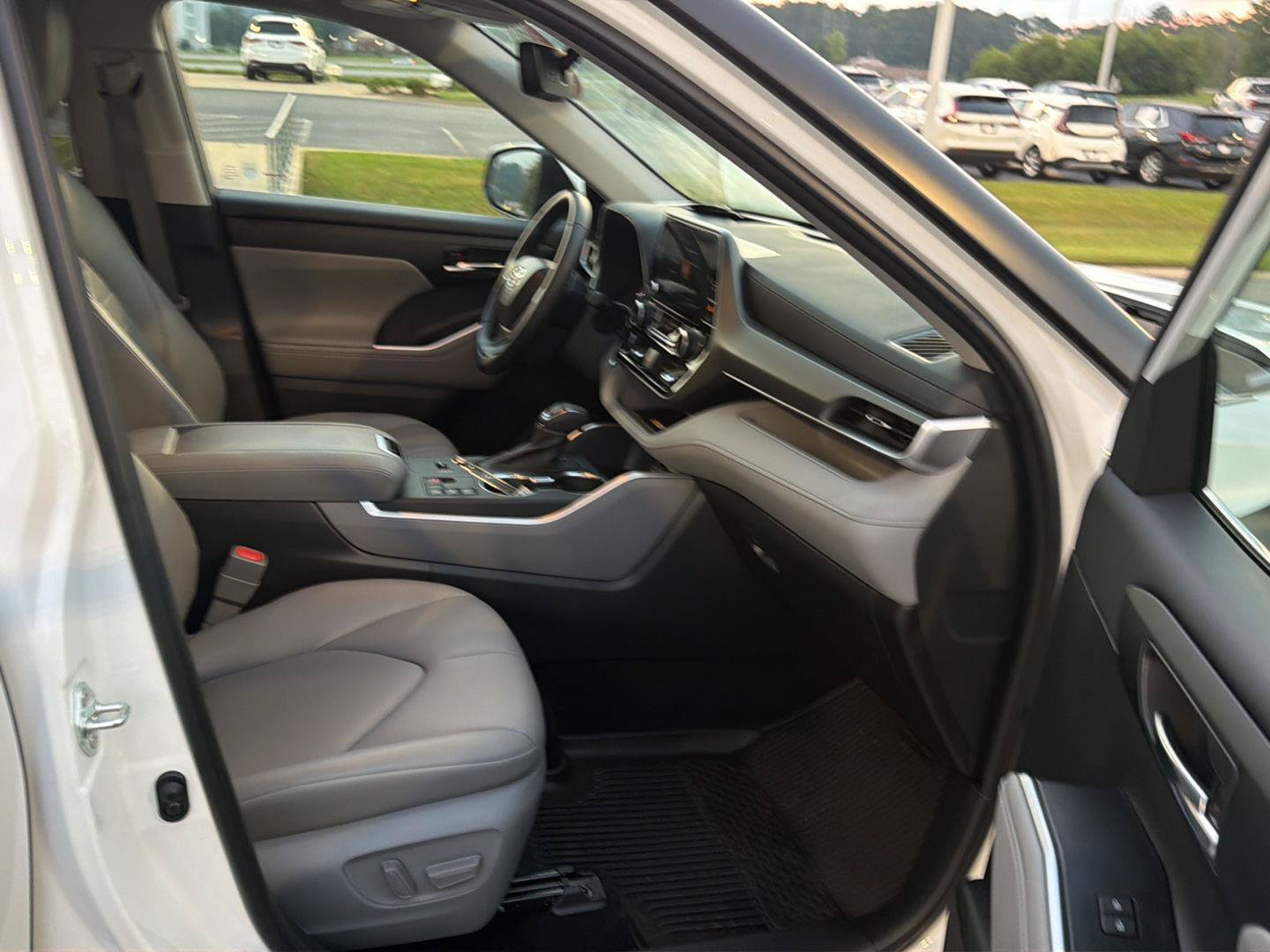 Certified 2023 Toyota Highlander XLE FWD image 14
