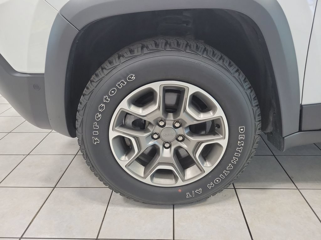 Used 2023 Jeep Cherokee Trailhawk AWD/4WD image 48