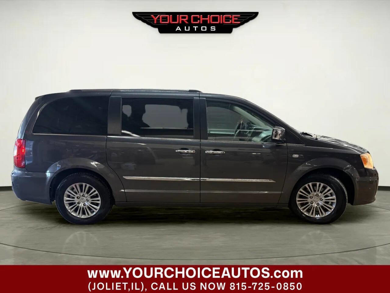 Used 2014 Chrysler Town & Country Touring-L image 11