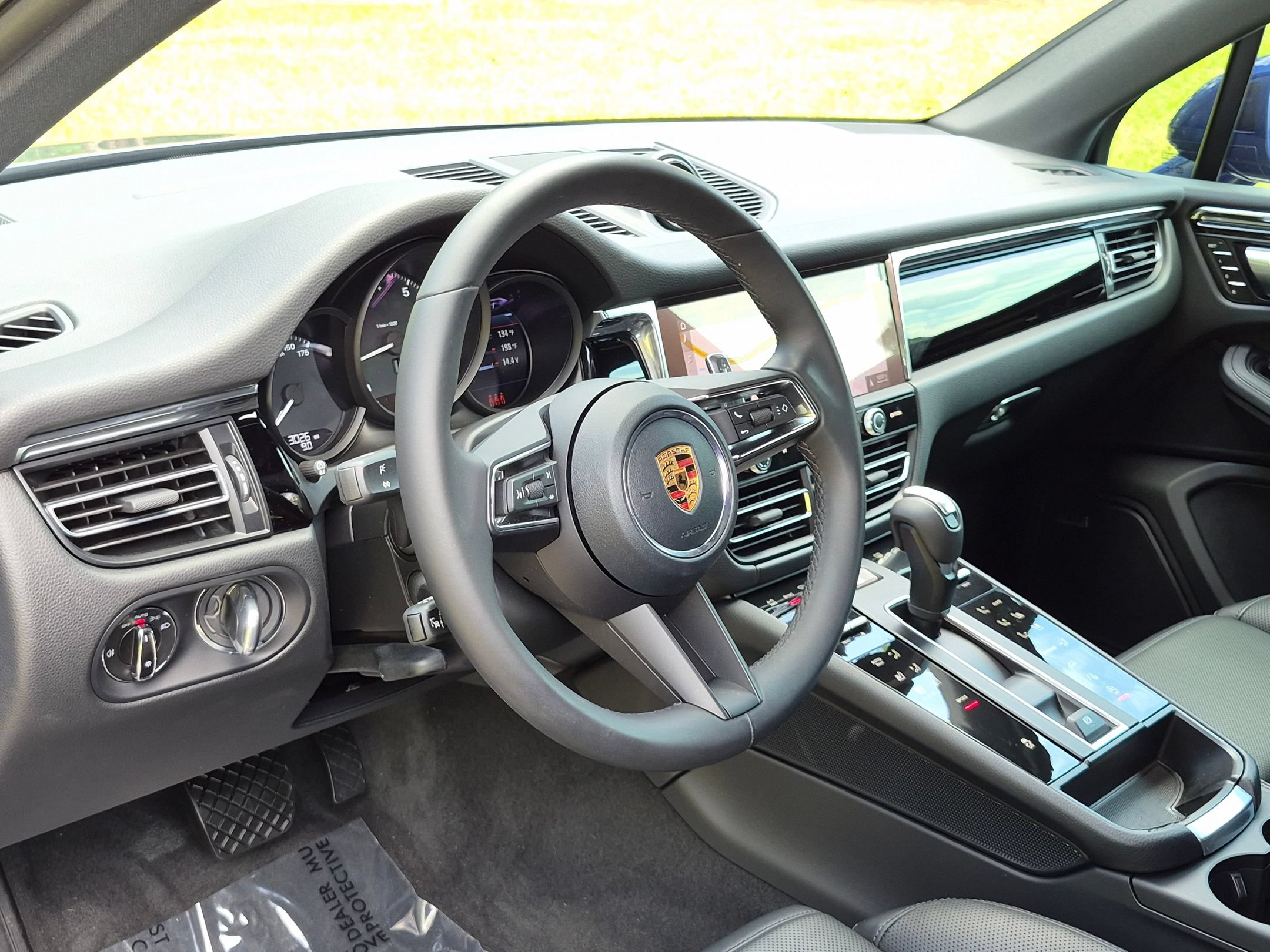 Certified 2026 Porsche Macan AWD/4WD image 4