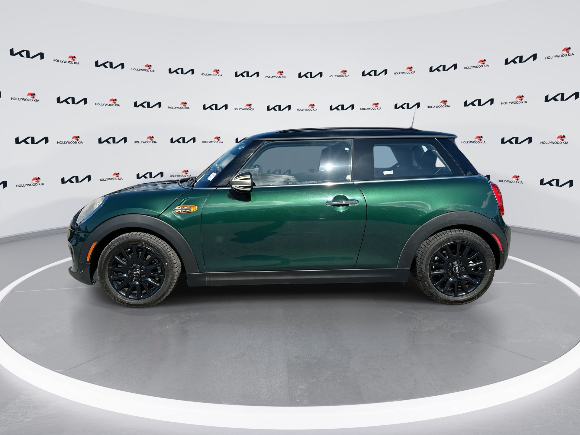 Used 2017 MINI Cooper 2-Door Hardtop FWD image 5