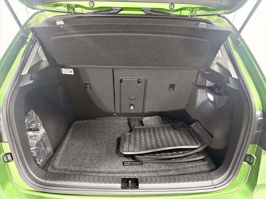 Used 2025 Volkswagen Taos SE image 9