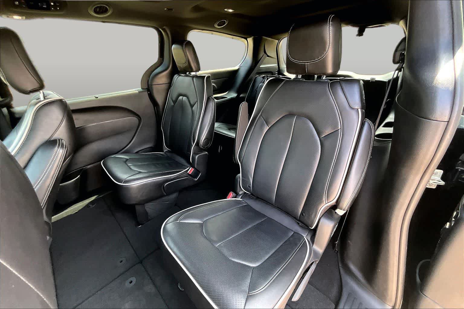 Used 2025 Chrysler Pacifica Limited FWD image 19