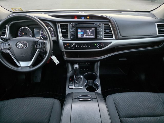 Used 2019 Toyota Highlander LE image 22
