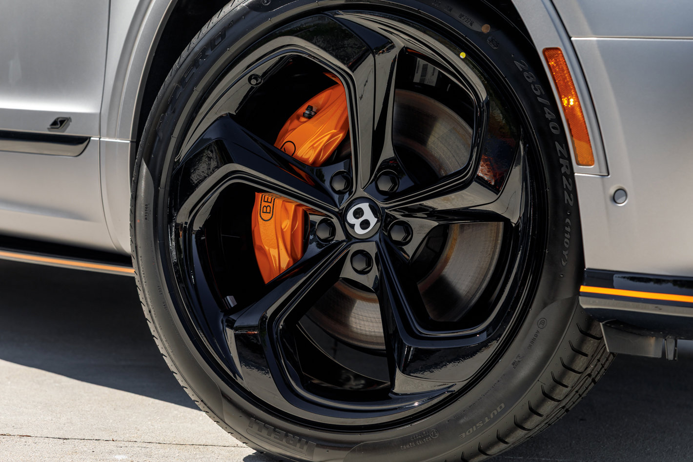 New 2025 Bentley Bentayga image 2