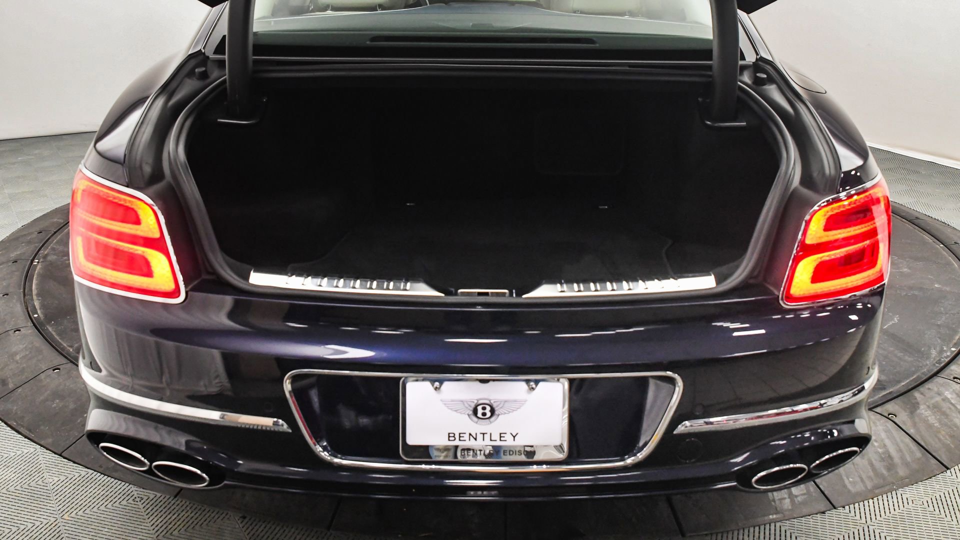 Certified 2024 Bentley Flying Spur Mulliner image 11