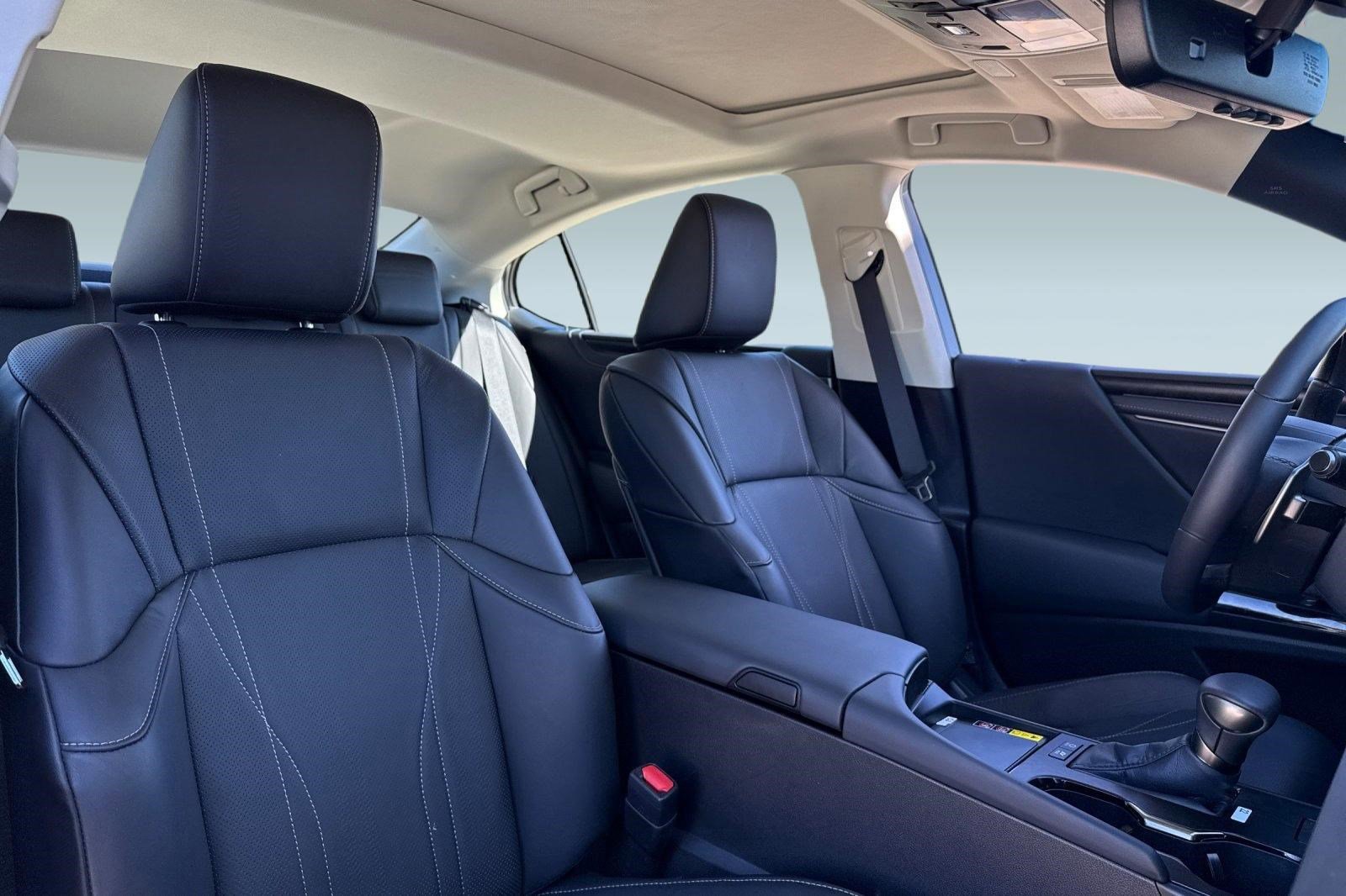 Used 2025 Lexus ES 300h w/ Luxury Package image 30