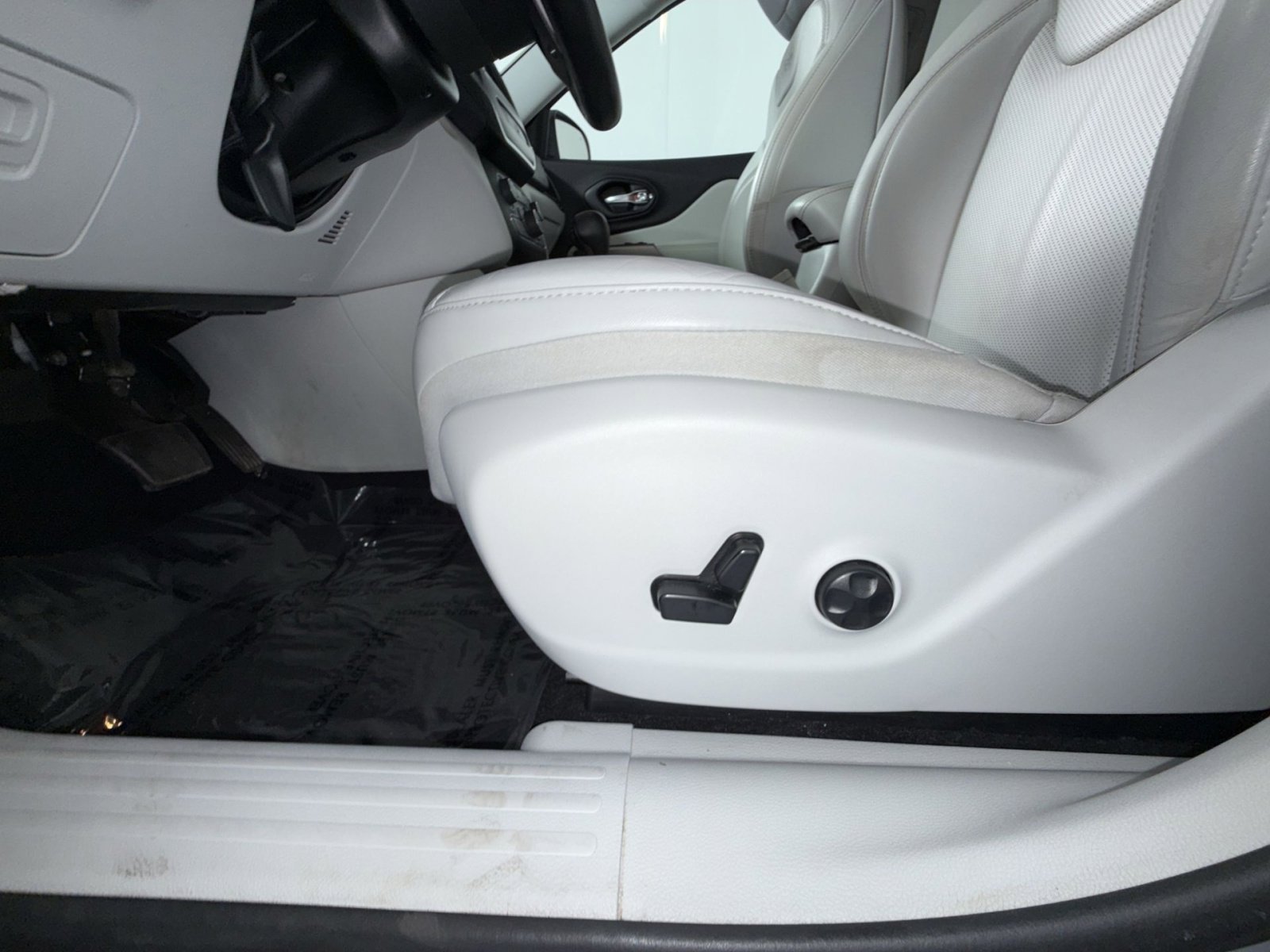 Used 2020 Jeep Cherokee Latitude Lux w/ Comfort/Convenience Group AWD/4WD image 14