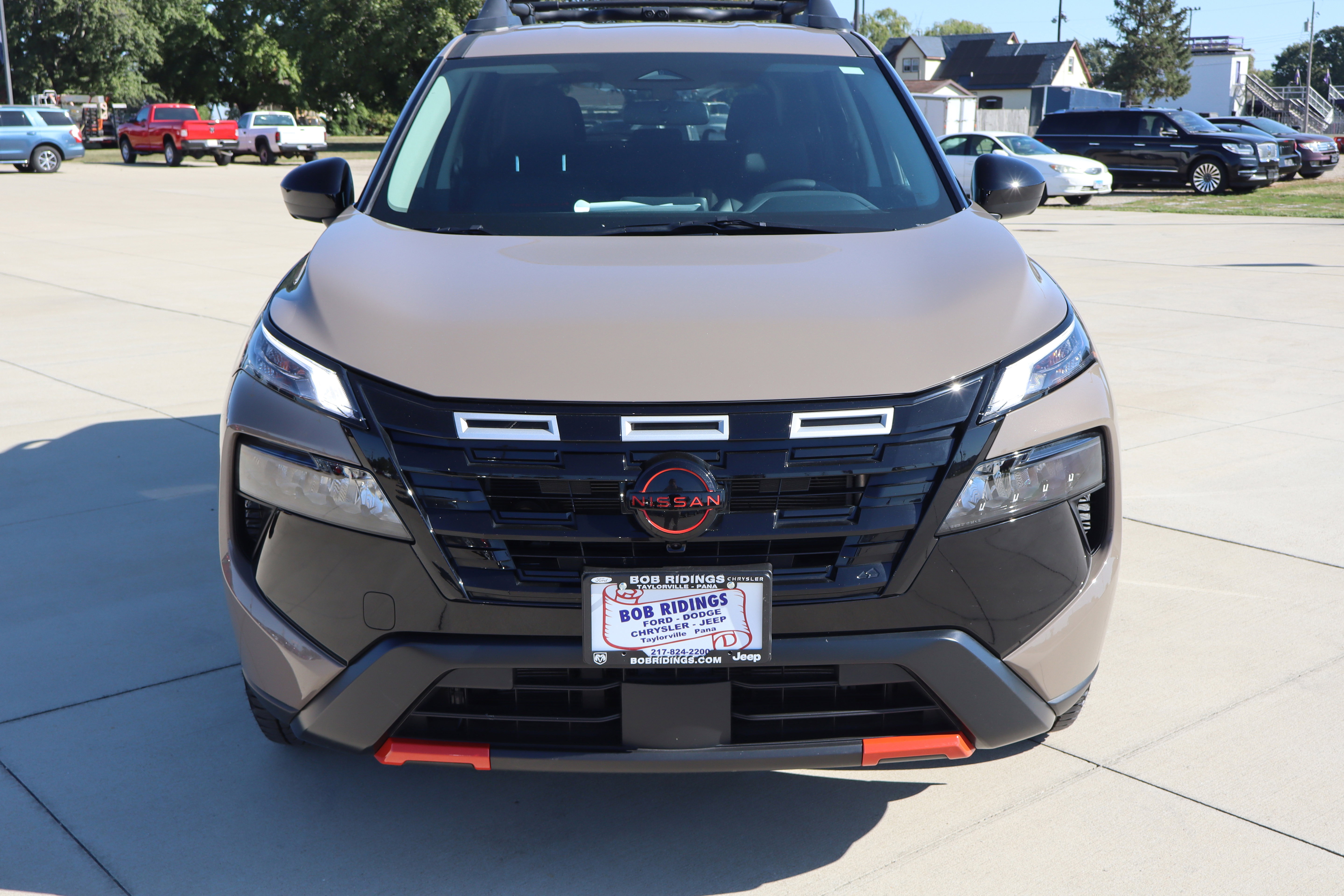 Used 2025 Nissan Rogue SV image 3