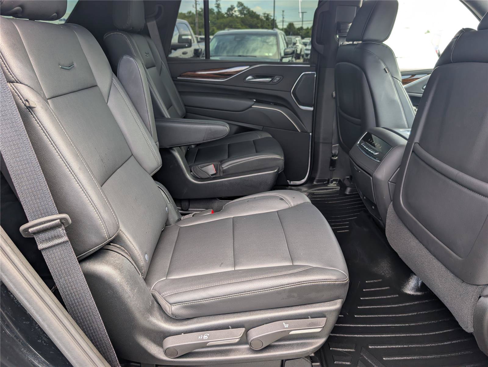 Used 2023 Cadillac Escalade Luxury AWD/4WD image 12