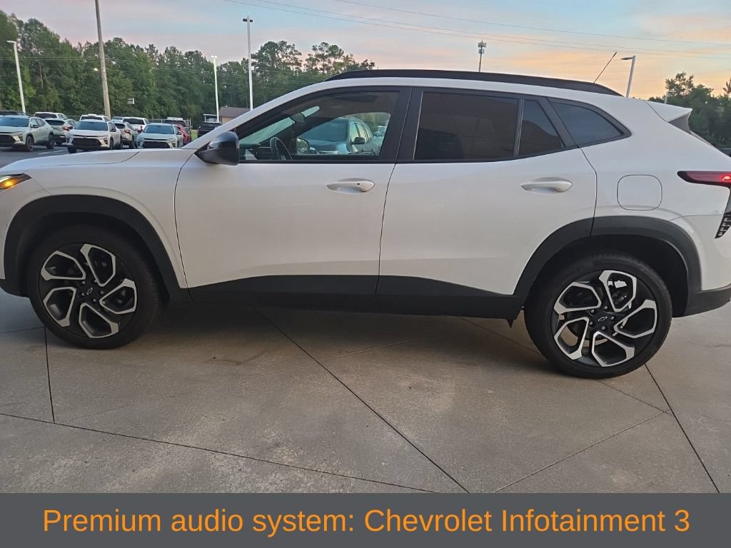 Used 2025 Chevrolet Trax RS FWD image 3