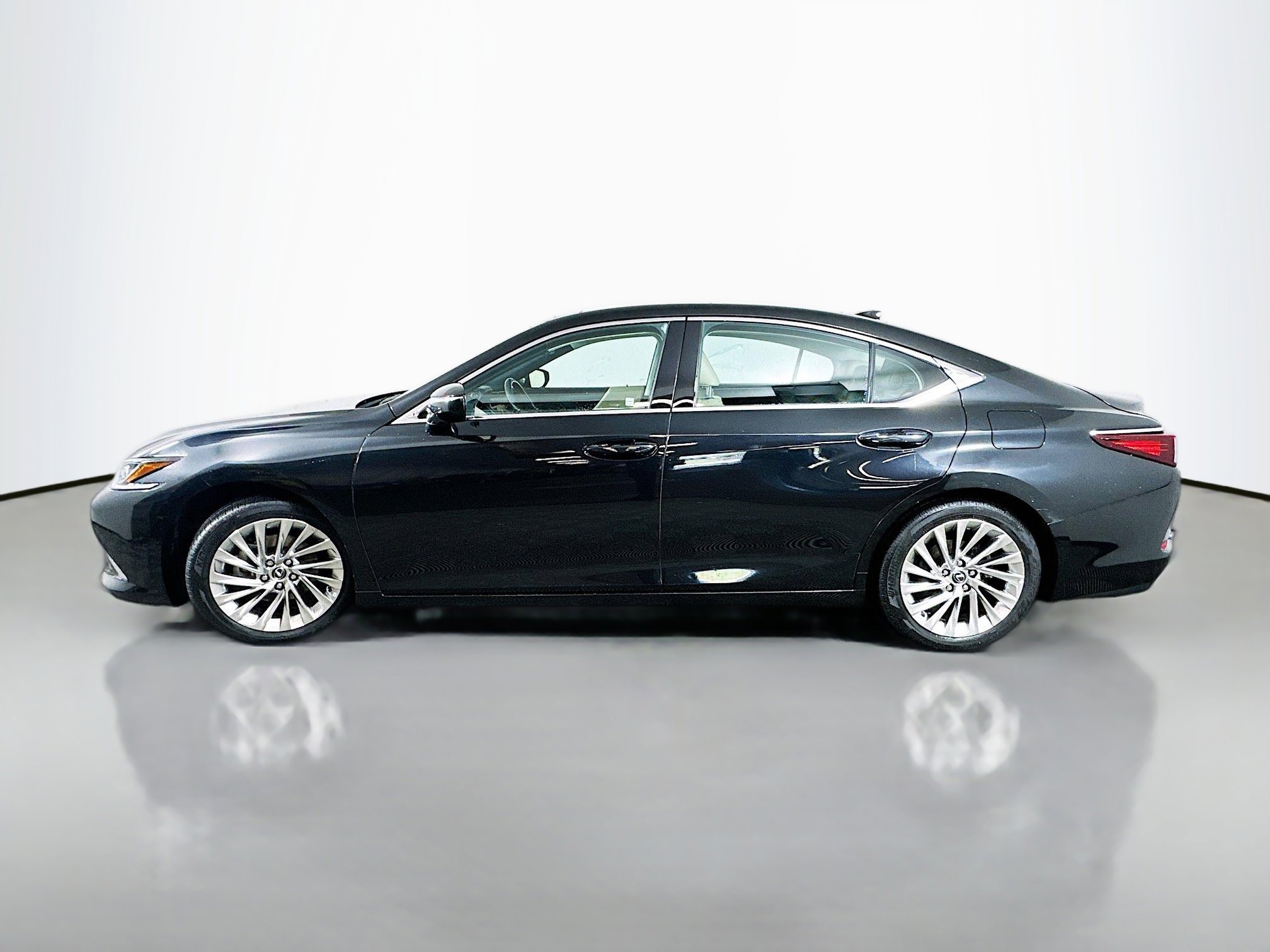 Used 2019 Lexus ES 350 Luxury w/ Accessory Package 2 image 4