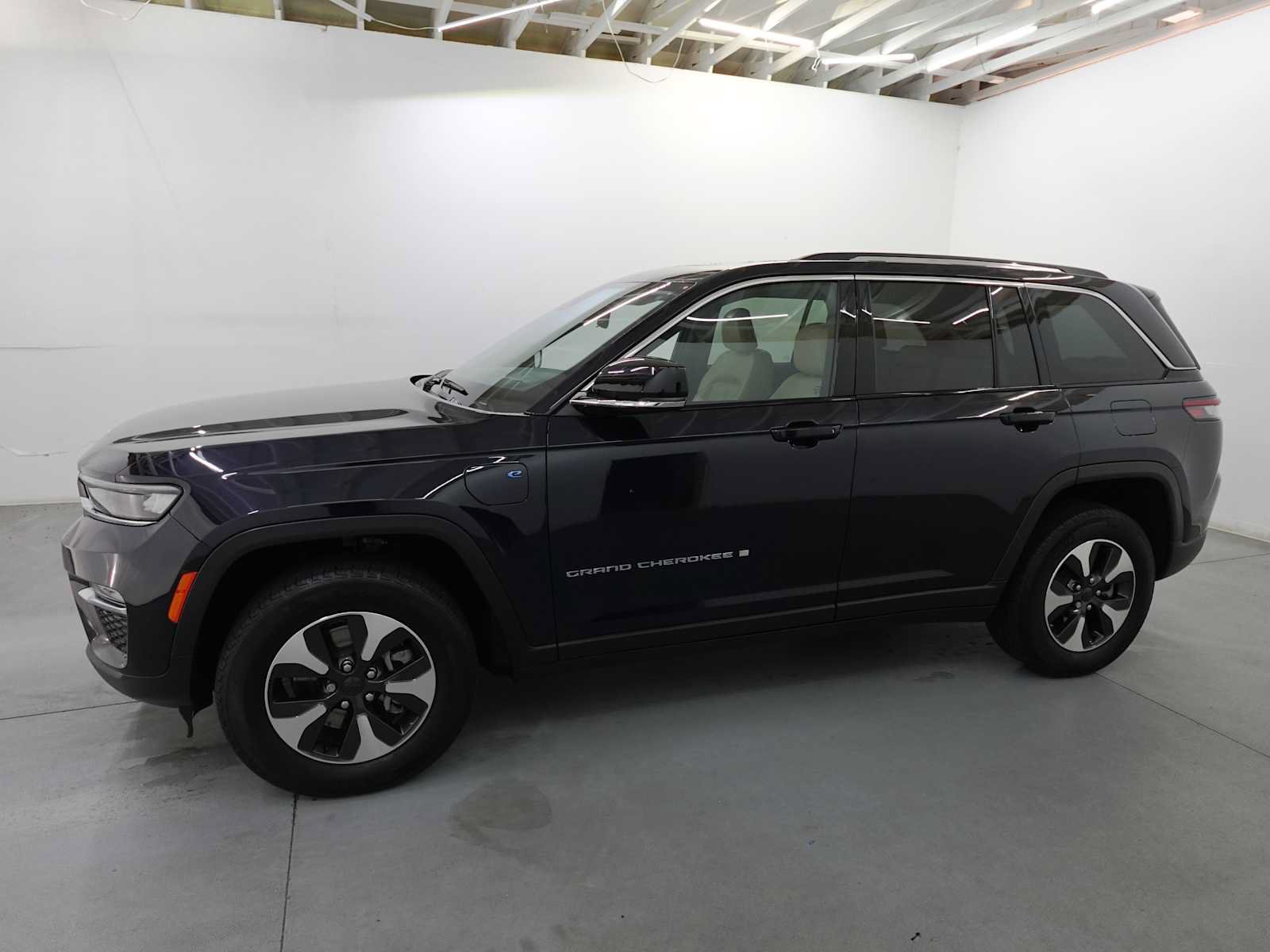 Used 2023 Jeep Grand Cherokee 4WD 4xe image 8