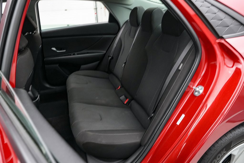 Used 2025 Hyundai Elantra SE image 18