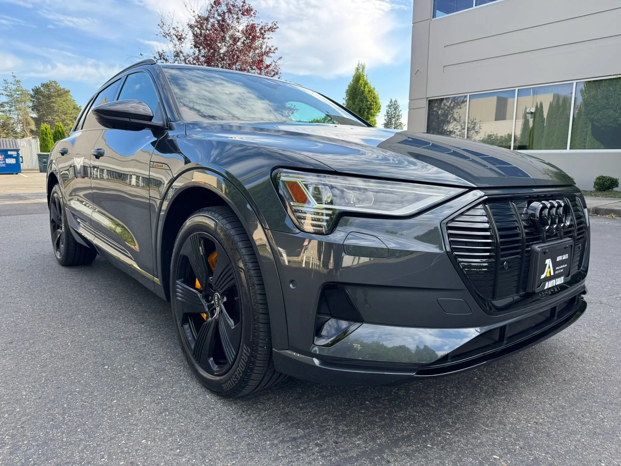 Used 2022 Audi e-tron Premium Plus w/ Premium Plus Package AWD/4WD image 2