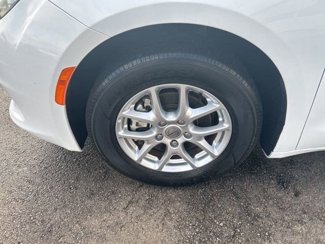 Used 2023 Chrysler Voyager LX image 42