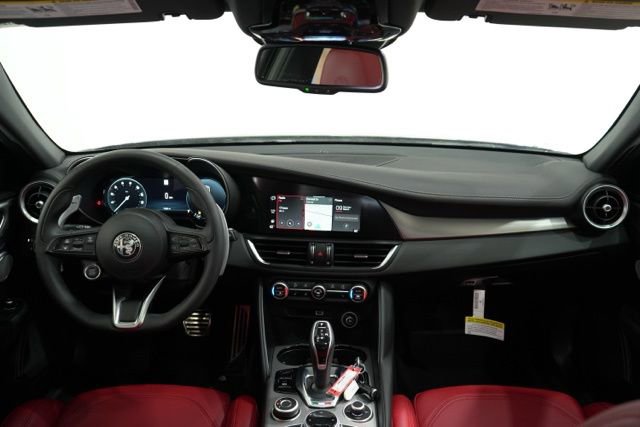 Used 2025 Alfa Romeo Giulia AWD image 14