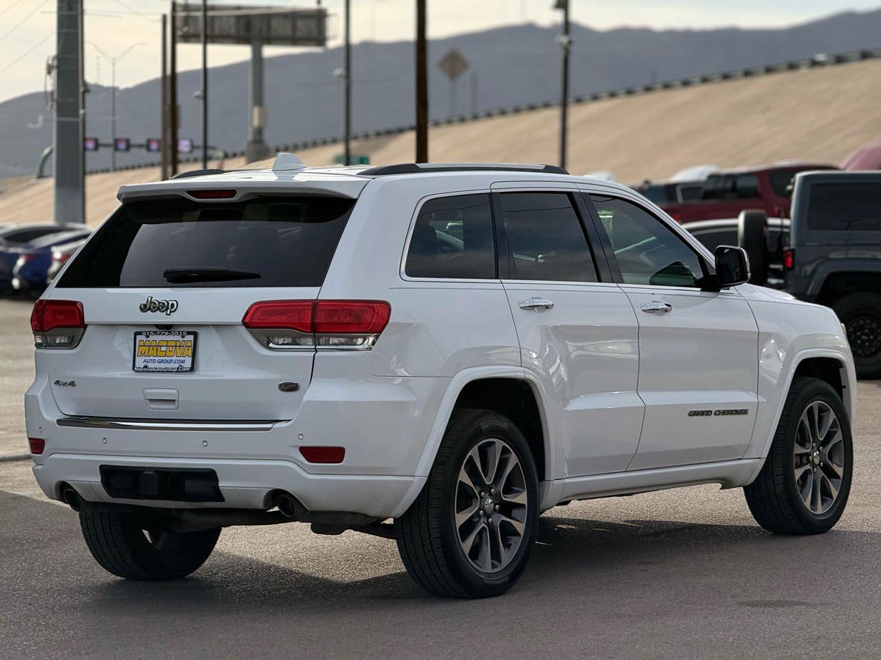 Used 2018 Jeep Grand Cherokee Overland AWD/4WD image 7