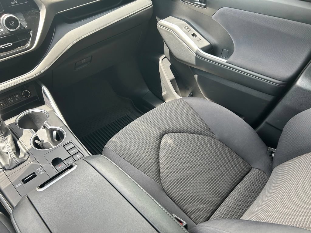 Used 2024 Toyota Highlander LE FWD image 11