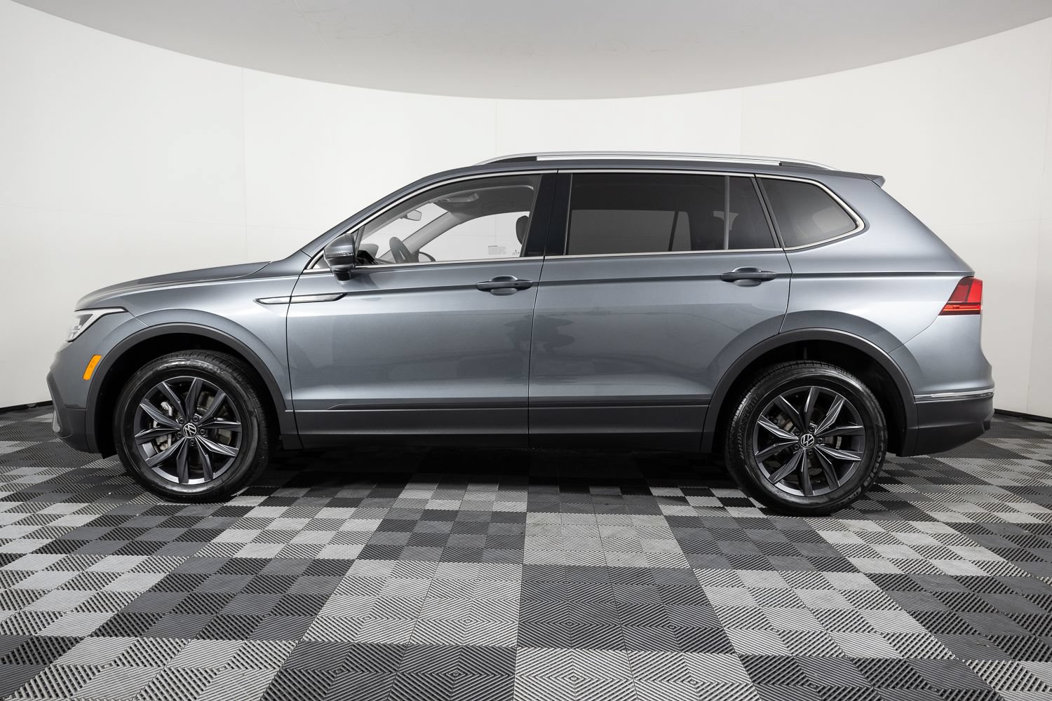 Used 2023 Volkswagen Tiguan SE AWD/4WD image 3