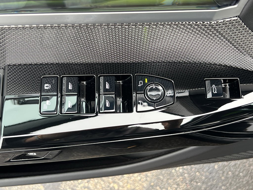 Used 2023 BMW 760i xDrive image 13