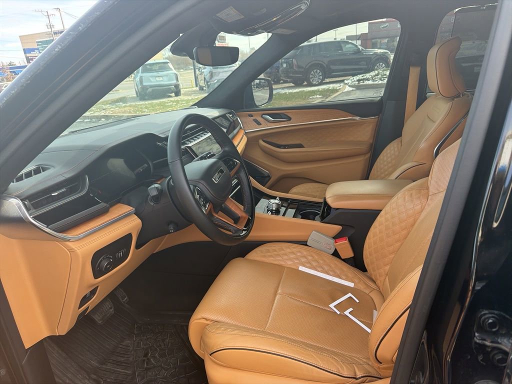 Used 2023 Jeep Grand Cherokee Summit image 6