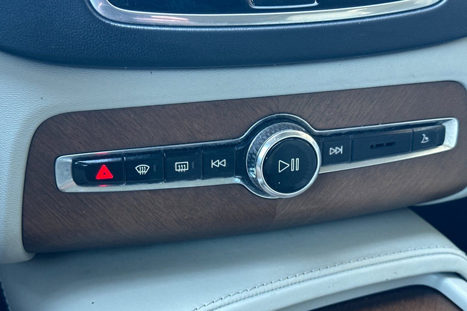 Used 2017 Volvo XC90 T8 Inscription w/ Vision Package image 18