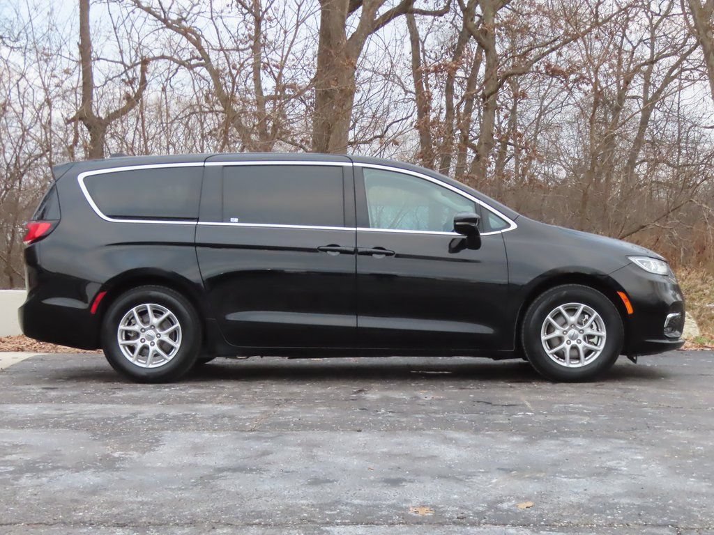 Certified 2024 Chrysler Pacifica Touring-L FWD image 2