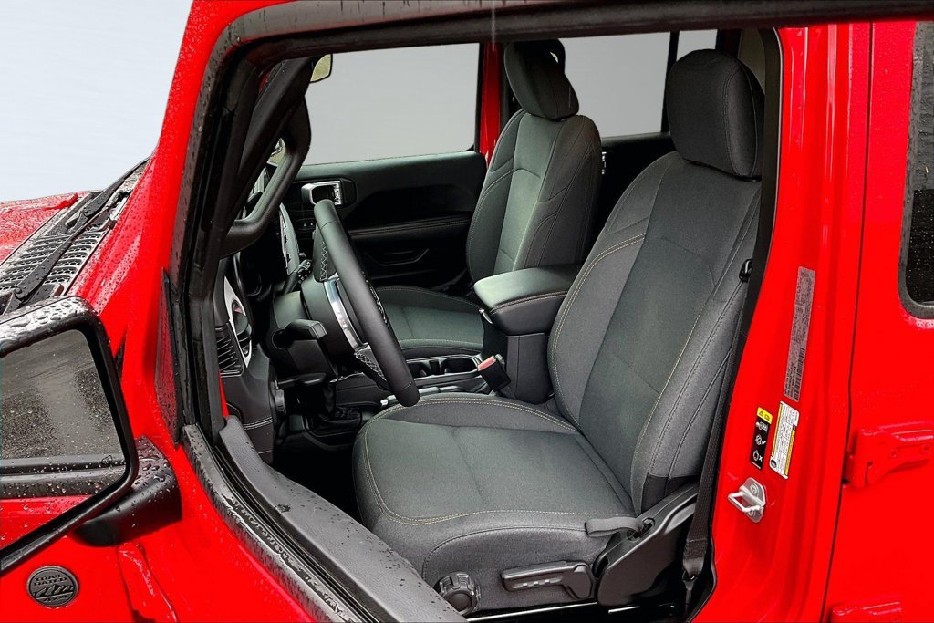 Used 2026 Jeep Wrangler Unlimited Sahara AWD/4WD image 3