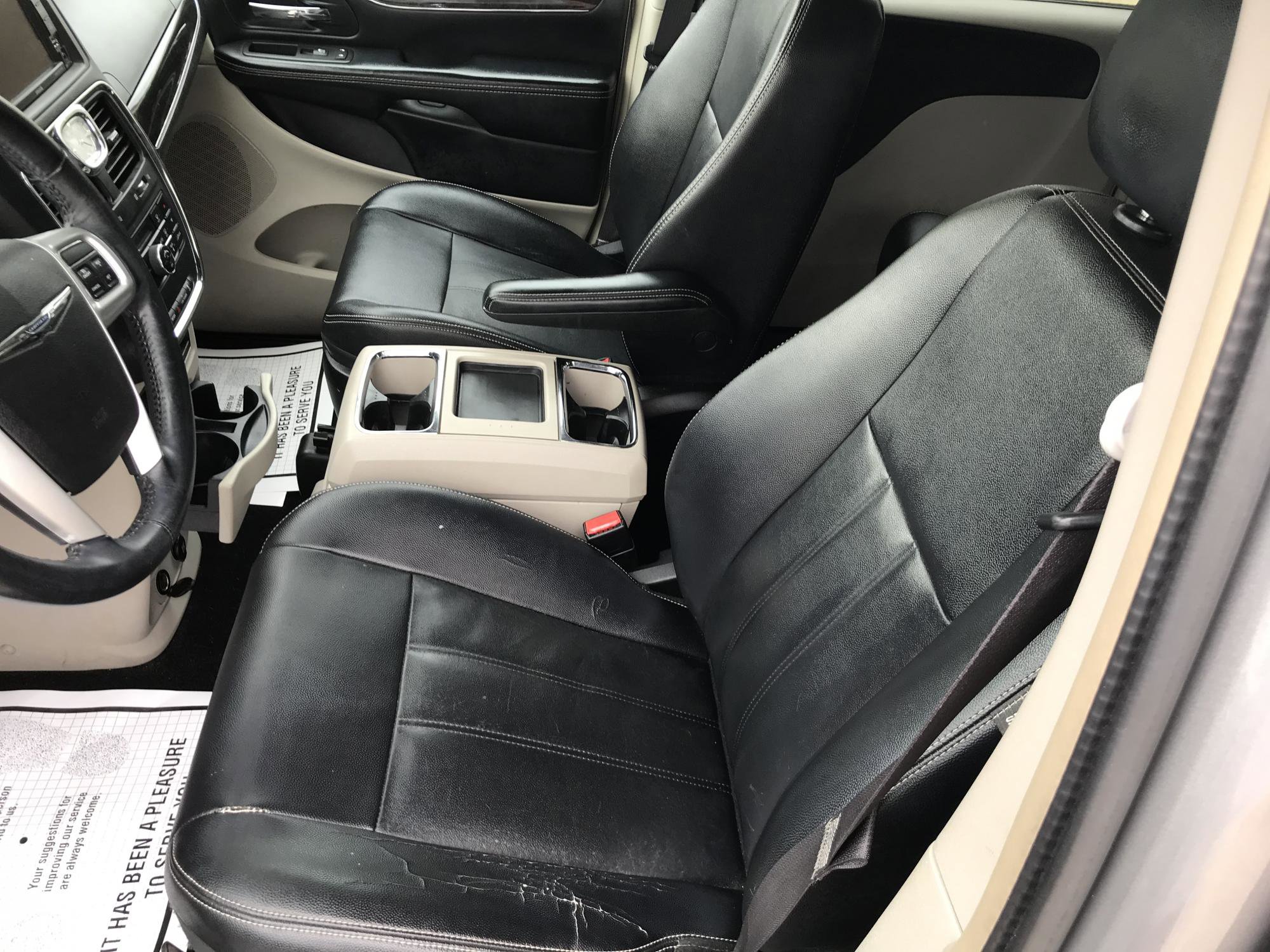 Used 2016 Chrysler Town & Country Touring FWD image 10