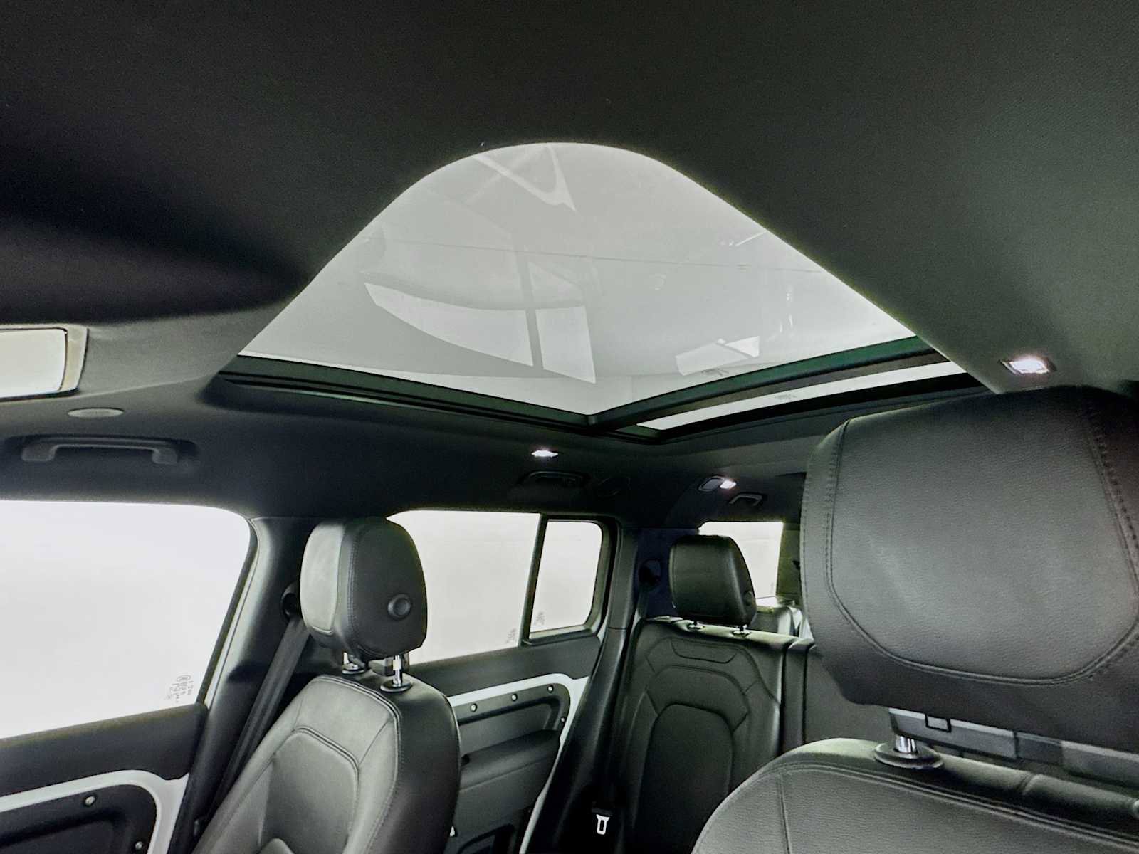 Used 2023 Land Rover Defender 130 SE image 12