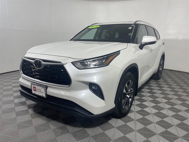 Certified 2020 Toyota Highlander XLE AWD/4WD image 3