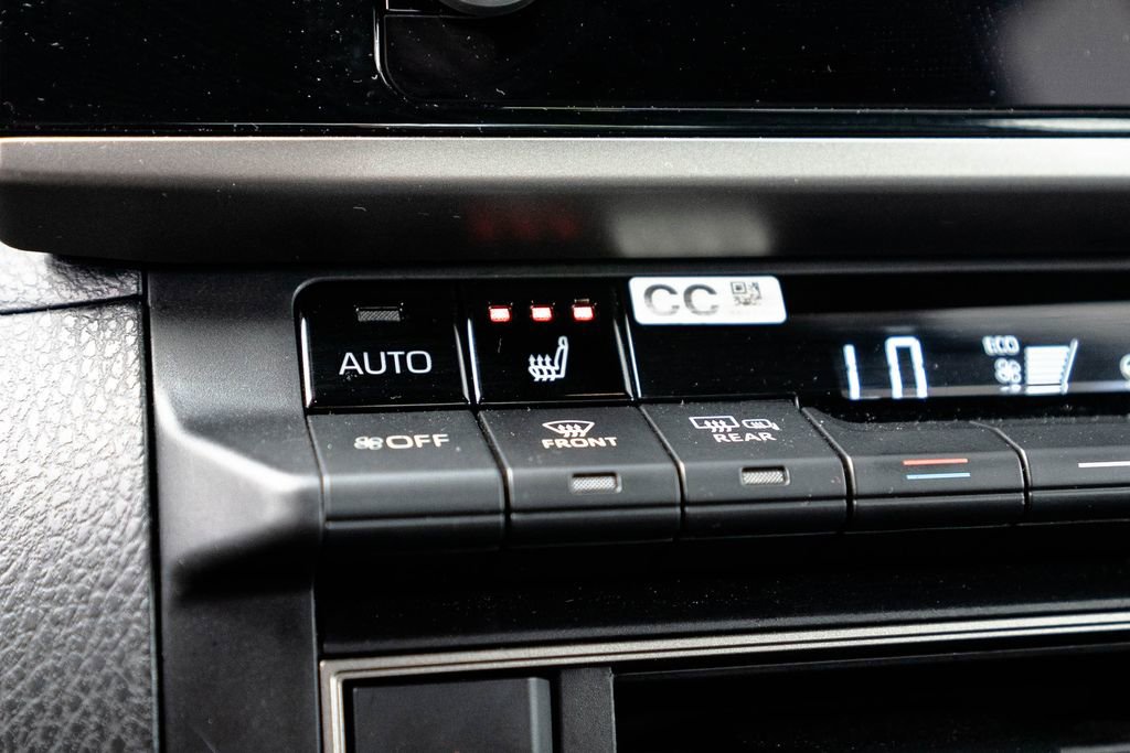 Used 2025 Toyota Camry SE w/ Convenience Package image 25