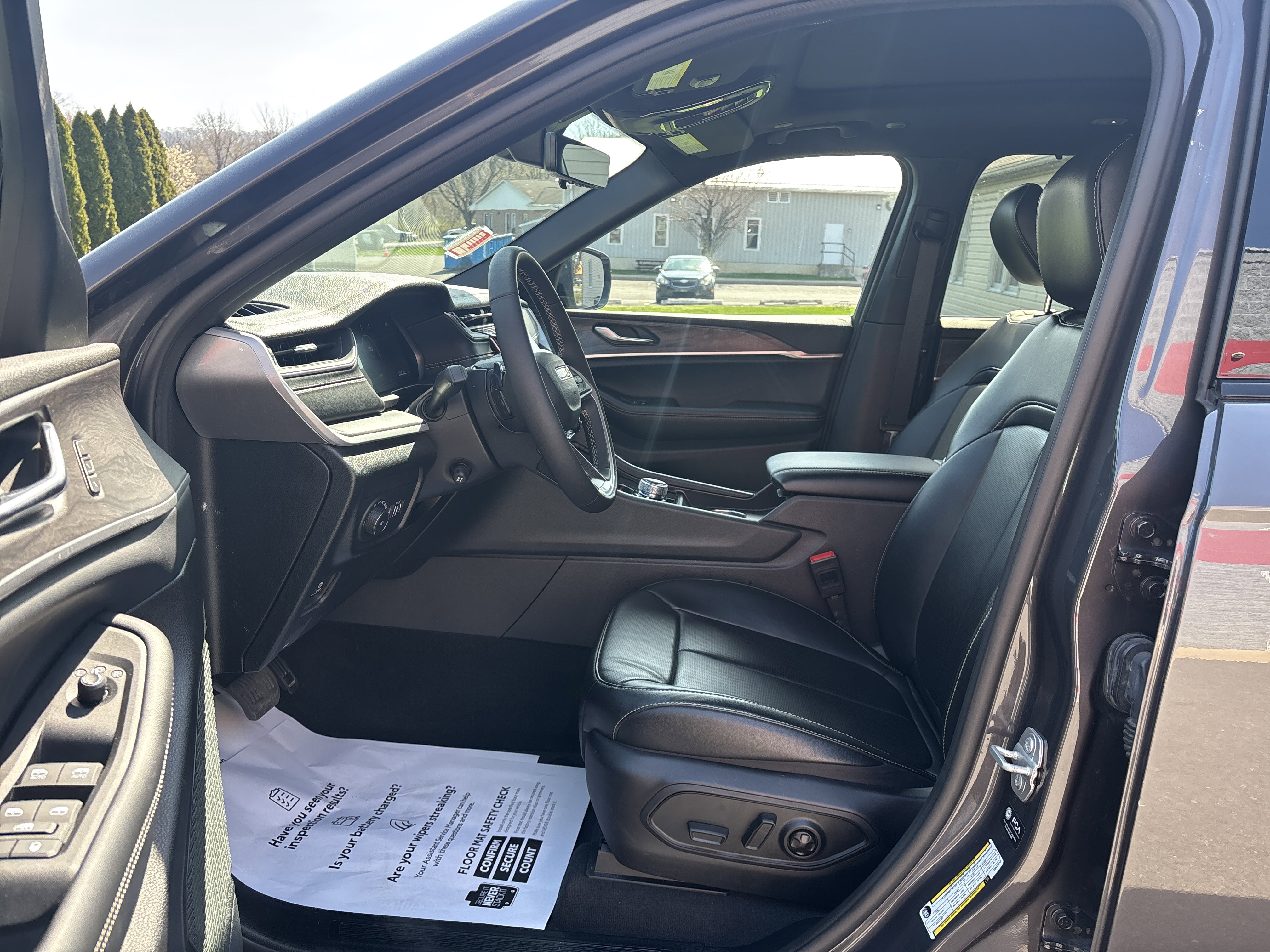 Used 2025 Jeep Grand Cherokee L Limited w/ Luxury Tech Group II image 13