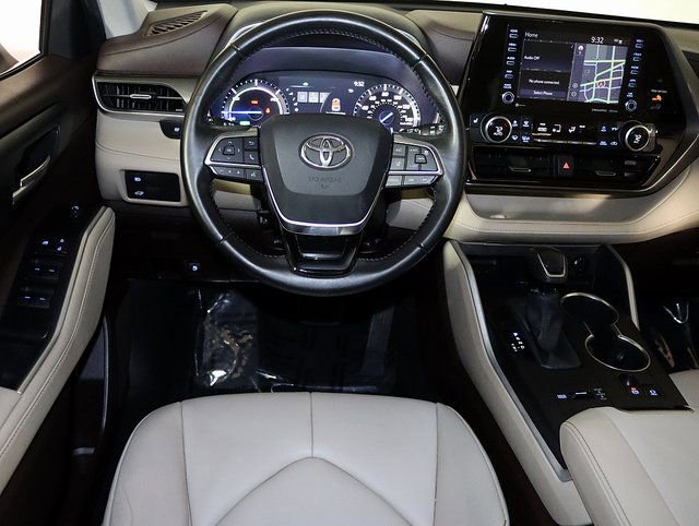Used 2020 Toyota Highlander XLE image 3