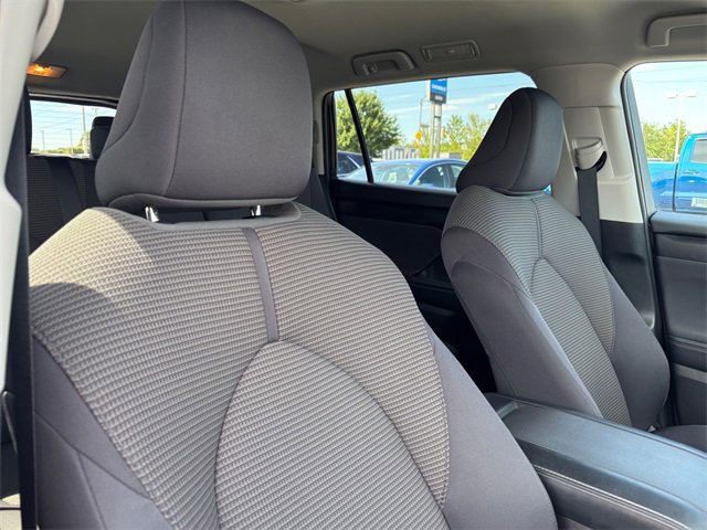 Used 2023 Toyota Highlander LE image 37