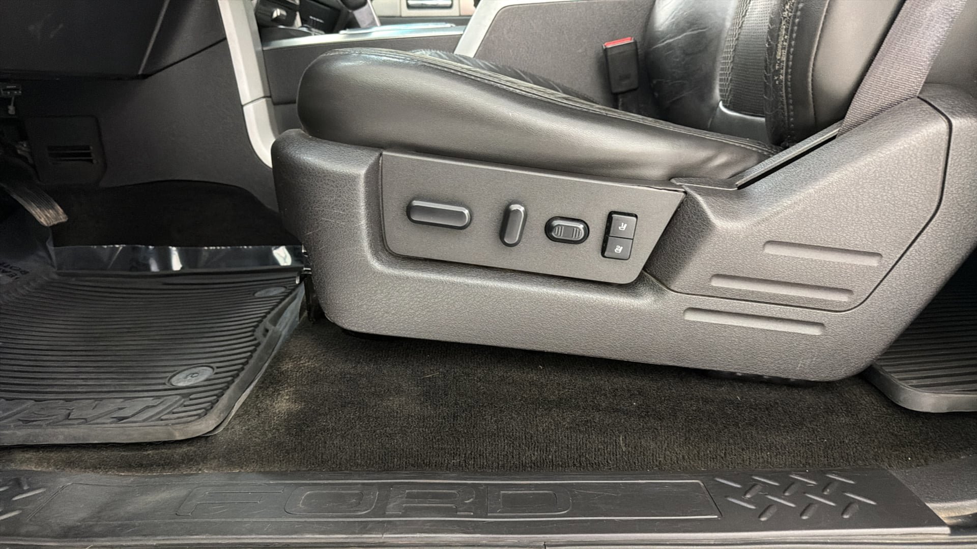 Used 2014 Ford F150 Raptor w/ Equipment Group 801A Luxury image 22