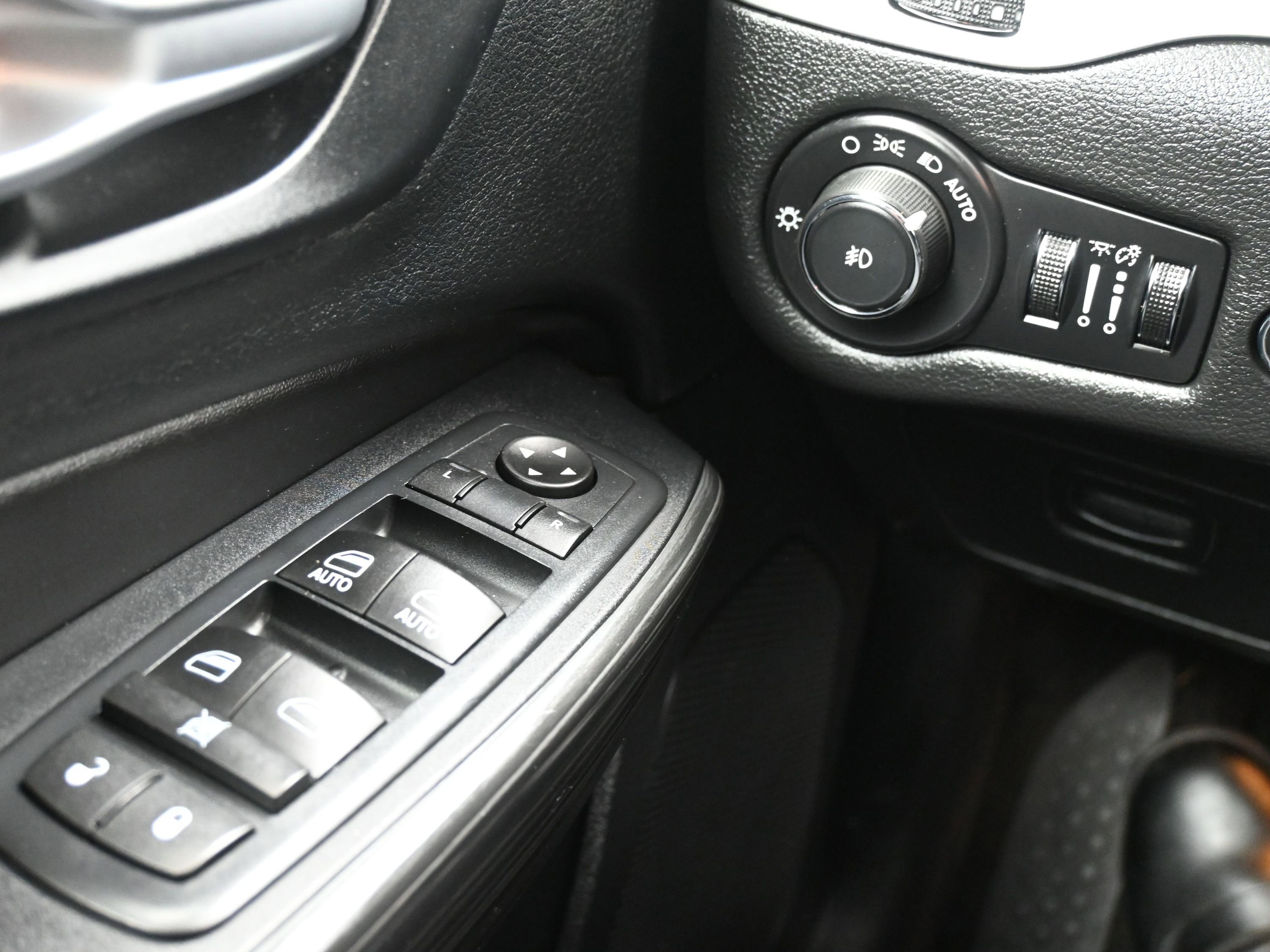 Used 2015 Jeep Cherokee Trailhawk w/ Comfort/Convenience Group image 31