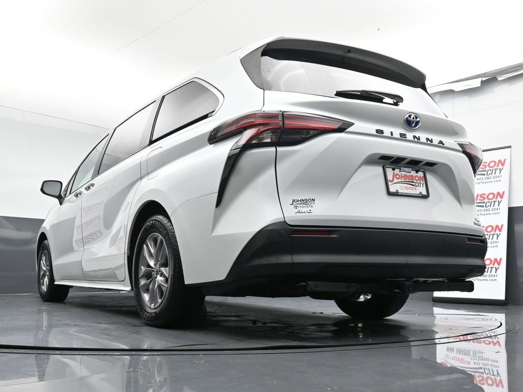 Used 2022 Toyota Sienna XLE image 21