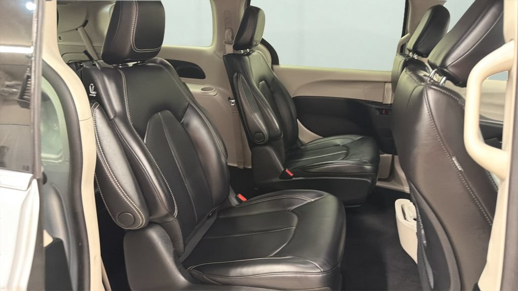 Used 2023 Chrysler Pacifica Touring-L FWD image 14