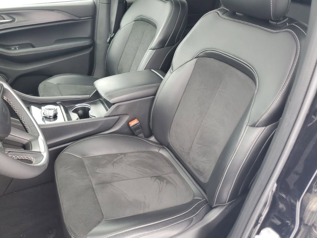 Used 2025 Jeep Grand Cherokee Altitude image 25