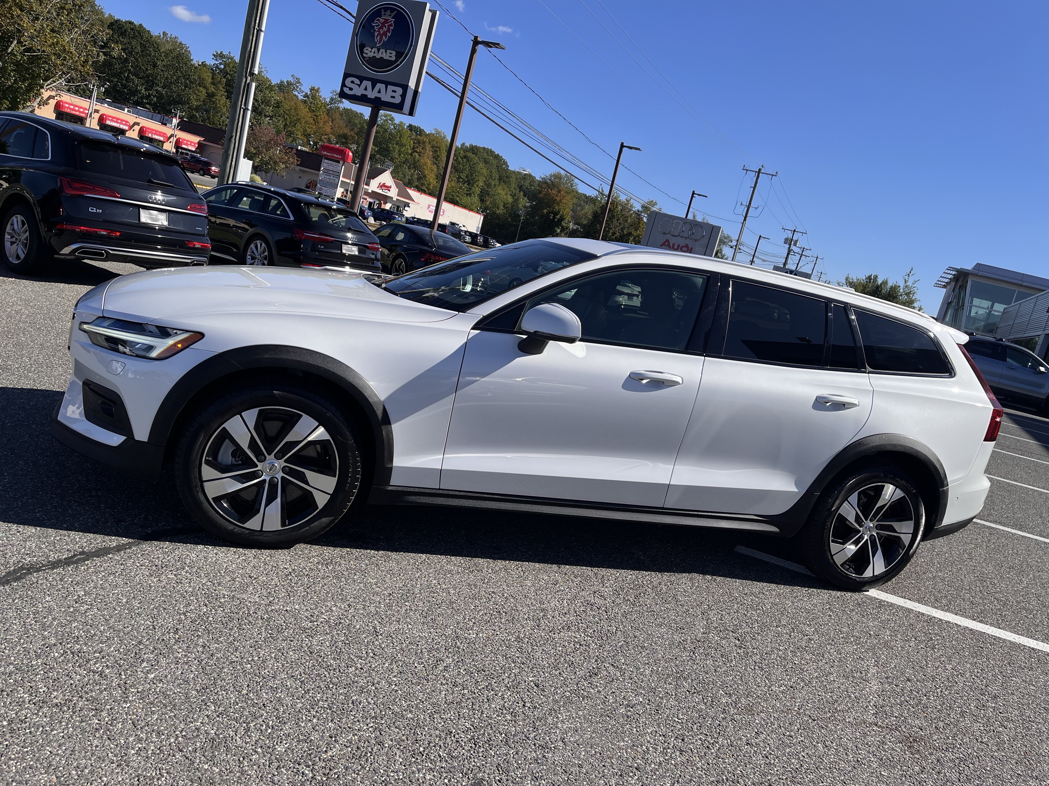 Certified 2024 Volvo V60 B5 Cross Country Plus AWD/4WD image 4