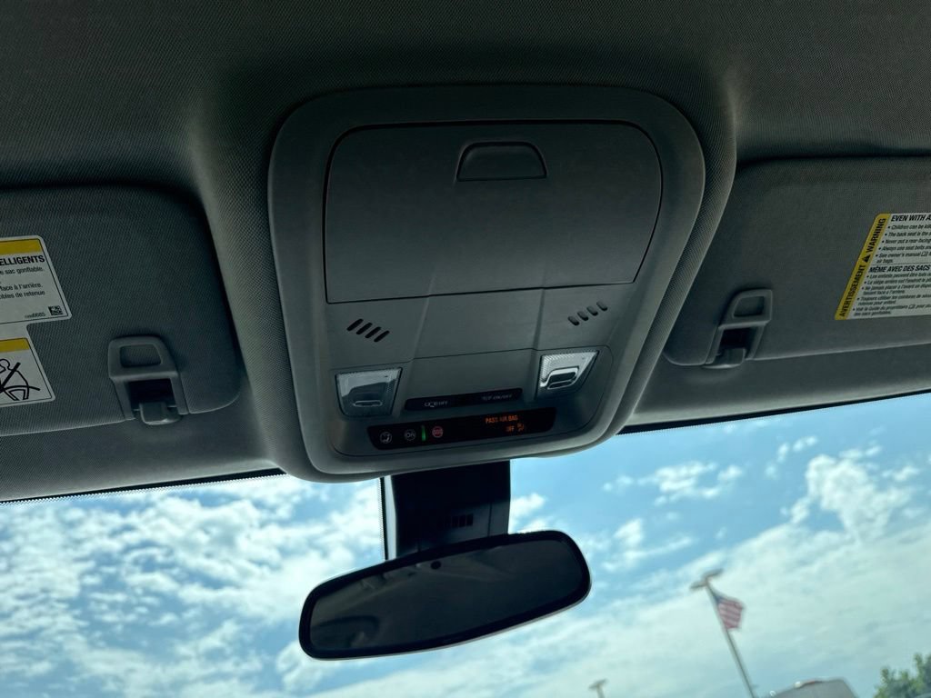 Used 2024 GMC Terrain SLE w/ Driver Convenience Package FWD image 19