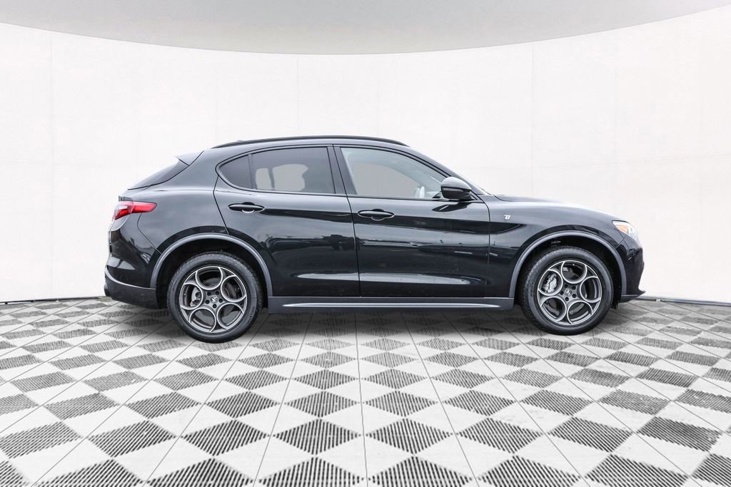 Used 2023 Alfa Romeo Stelvio Ti image 12