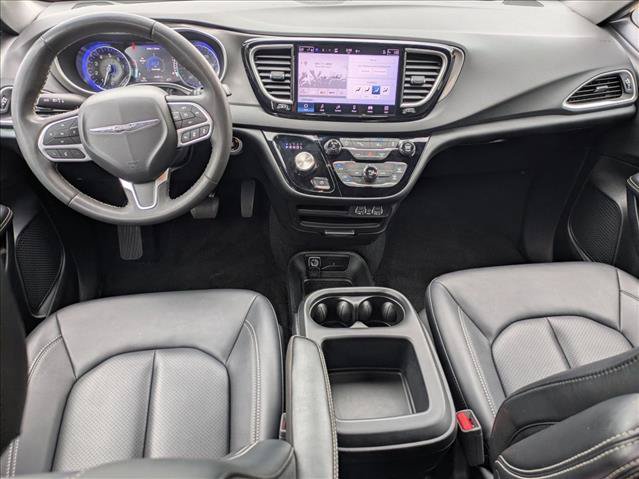 Used 2025 Chrysler Pacifica Select FWD image 16