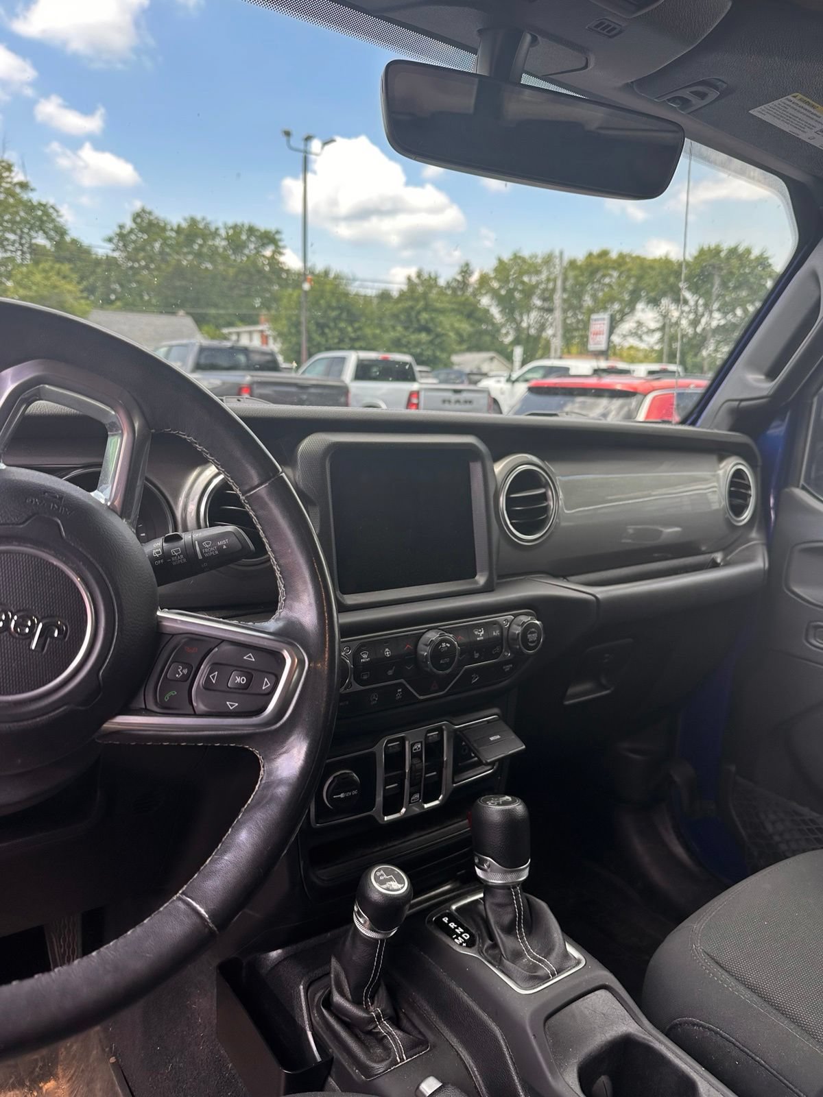 Used 2019 Jeep Wrangler Unlimited Sahara AWD/4WD image 4