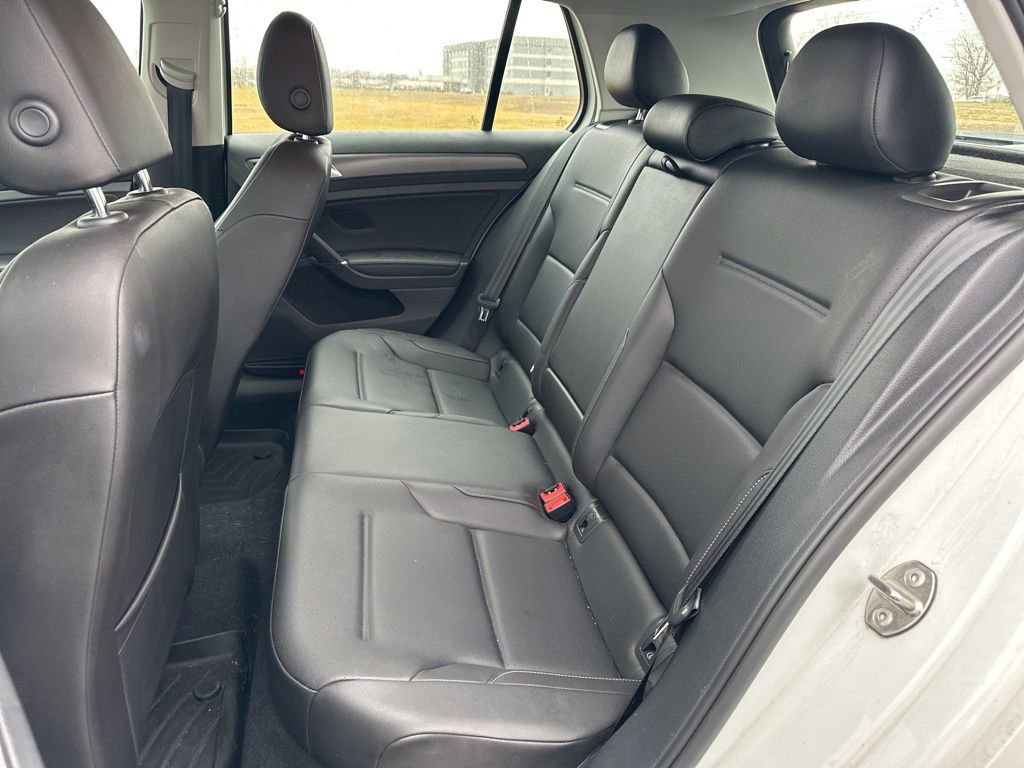 Used 2018 Volkswagen Golf SE image 16