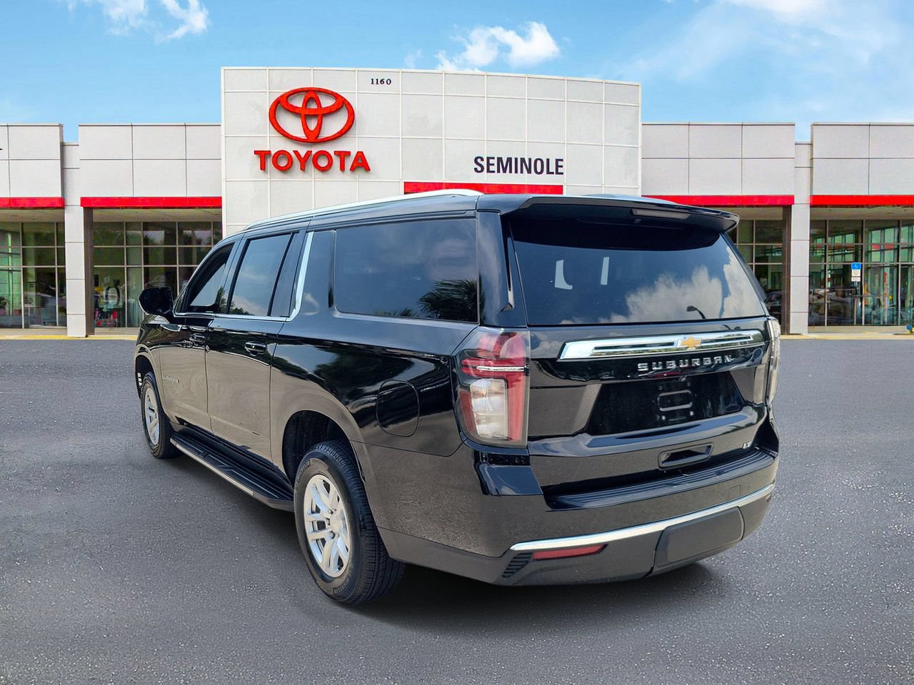 Used 2022 Chevrolet Suburban LT AWD/4WD image 4